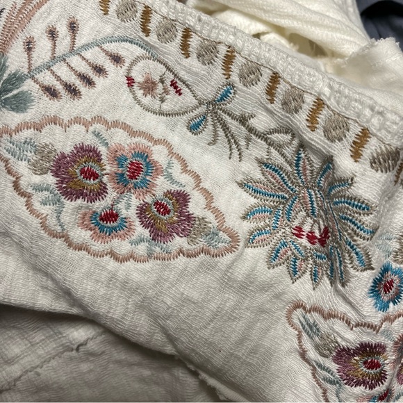 NWT Paparazzi Beautifully Embroidered Vest - Picture 7 of 9